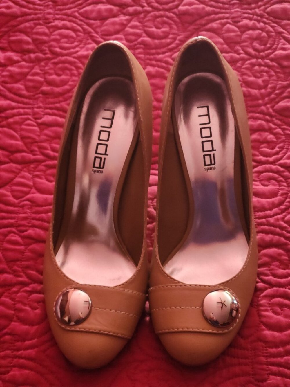 Moda leather heel with silver button embellishment 9